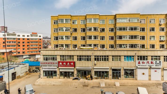 长春汽贸城新楼由吉林省东华房地产开发有限责任公司建成;楼栋总数4栋